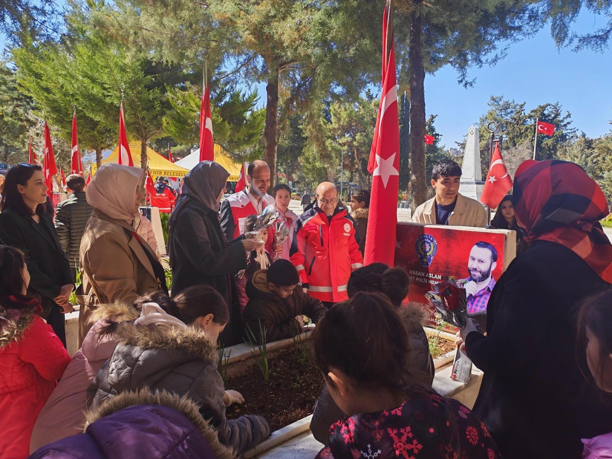 Aile Bakanlığı, Gaziantep&rsquo;te Şehitliklerde Anlamlı Program D&uuml;zenledi