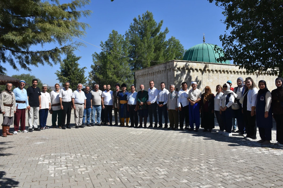 AKSAÇLILAR OKÇULARIN PİRİNİ ZİYARET ETTİ