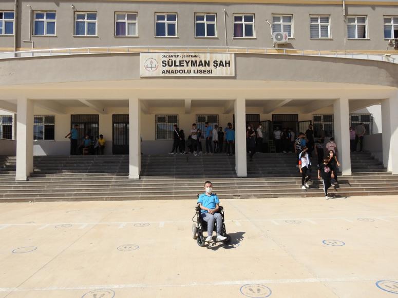 BAŞKAN ŞAHİN, ENGELLİ BİREYİN AKÜLÜ SANDALYE İSTEĞİNE KAYITSIZ KALMADI