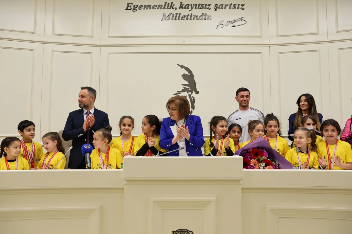 BAŞKAN FATMA ŞAHİN, ŞAMPİYON SPORCULARLA BİR ARAYA GELDİ