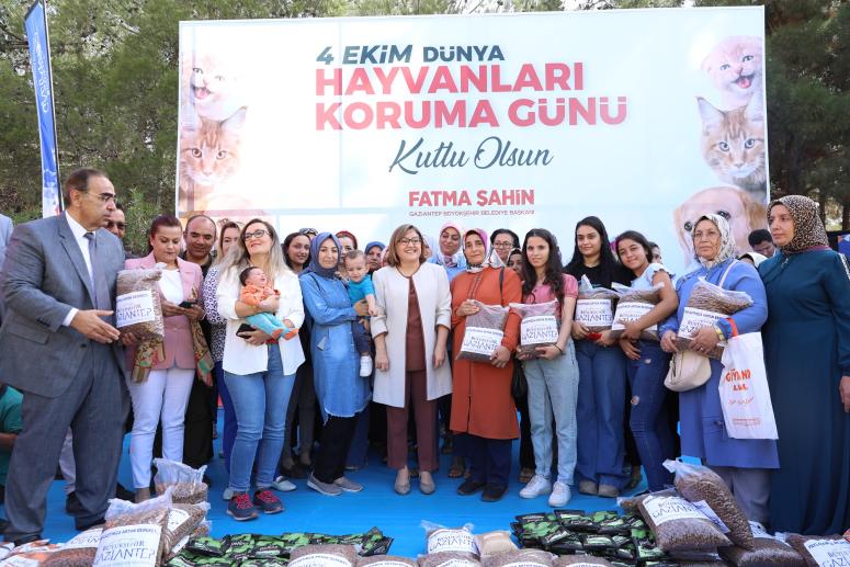 BAŞKAN ŞAHİN, DÜNYA HAYVANLARI KORUMA GÜNÜNDE CAN DOSTLAR İLE BİR ARAYA GELDİ