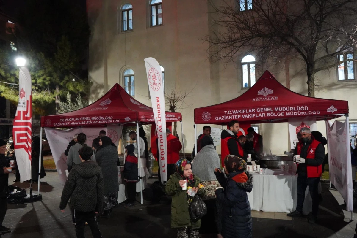 Berat Kandili'nde Vakıflar&rsquo;dan Vatandaşlara Sıcak Salep