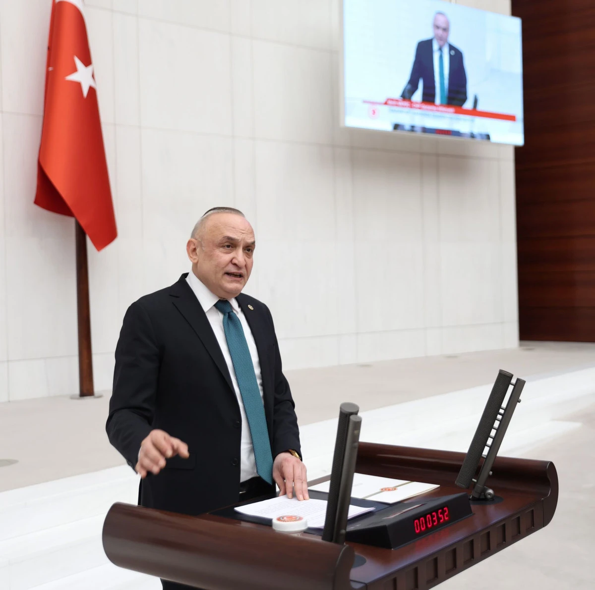 CHP&rsquo;li Meri&ccedil;&rsquo;ten &ldquo;Hayvan Hakları&rdquo; Tepkisi: &ldquo;Kanun Keyfi Uygulamalara ve Hayvan Ticaretine Kapı mı Aralıyor?&rdquo;