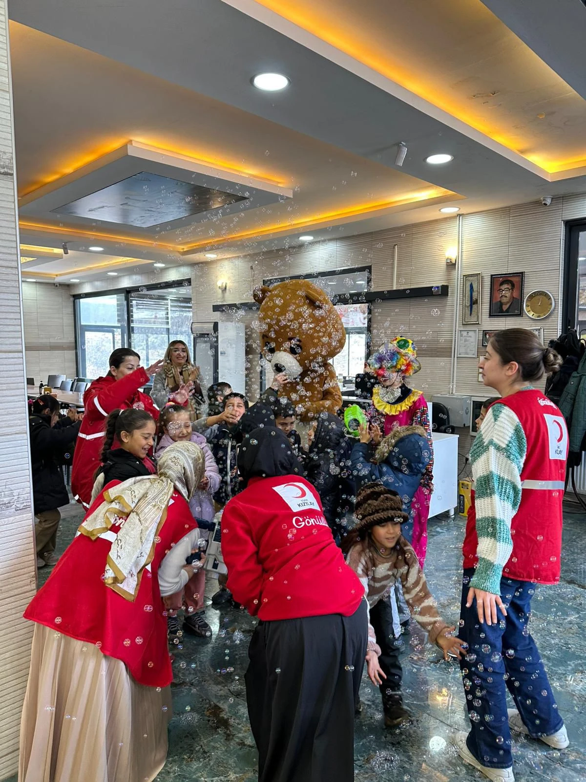 Depremin Yaralarını Sevgiyle Sarıyorlar: Atalar K&ouml;y&uuml;&rsquo;nde Anlamlı Karne Hediyesi