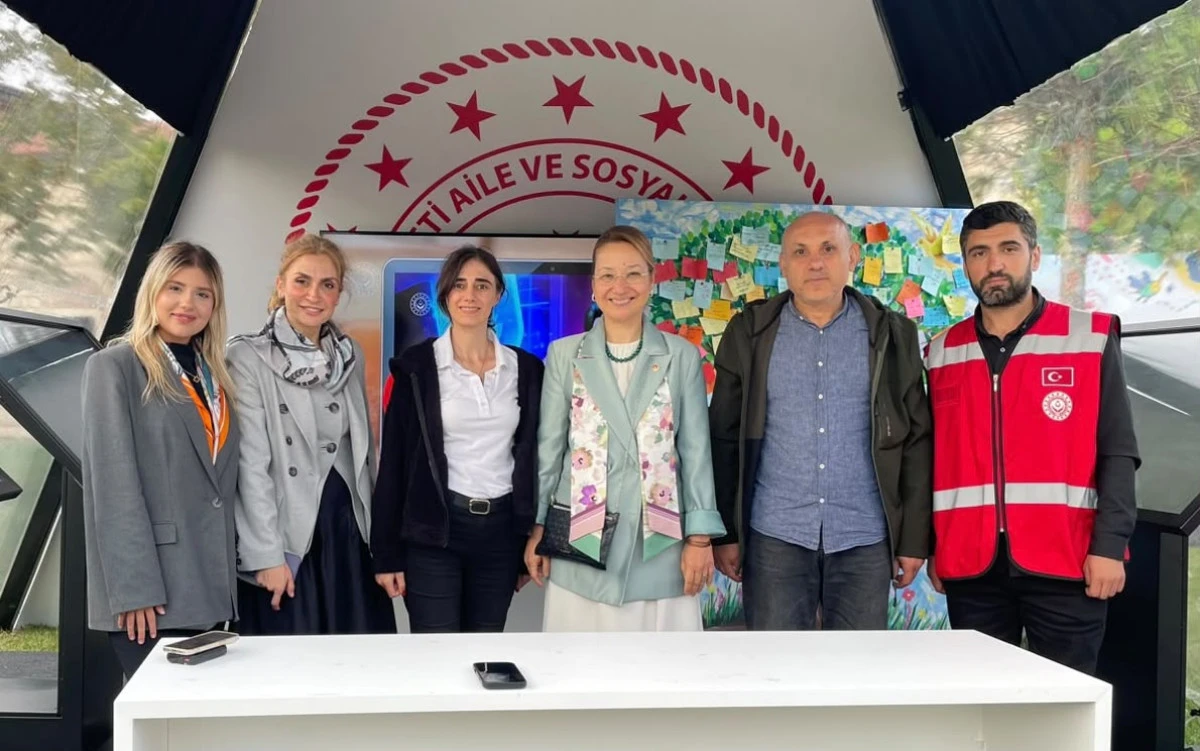 Derya Bakbak, İstanbul&rsquo;da T&uuml;rkiye Y&uuml;zyılı Buluşmaları&rsquo;na Katıldı