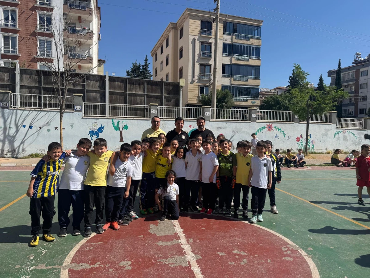Emniyet M&uuml;d&uuml;r&uuml; &Ouml;zcan, Minik Futbolcularla Ter D&ouml;kt&uuml;, Hayallerini Dinledi