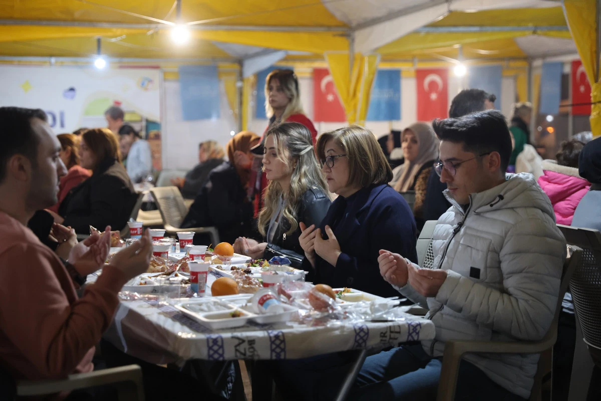 Gaziantep B&uuml;y&uuml;kşehir, Ramazan&rsquo;da G&ouml;n&uuml;lleri Aynı Sofrada Birleştiriyor