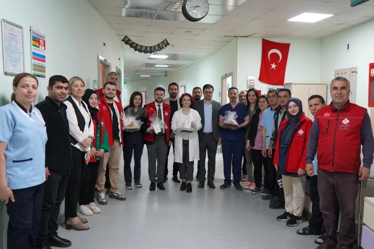 Gaziantep Vakıflar B&ouml;lge M&uuml;d&uuml;rl&uuml;ğ&uuml;nden 213 Yıllık Hayır Şartı: Yatan Hastalara Meyve İkramı