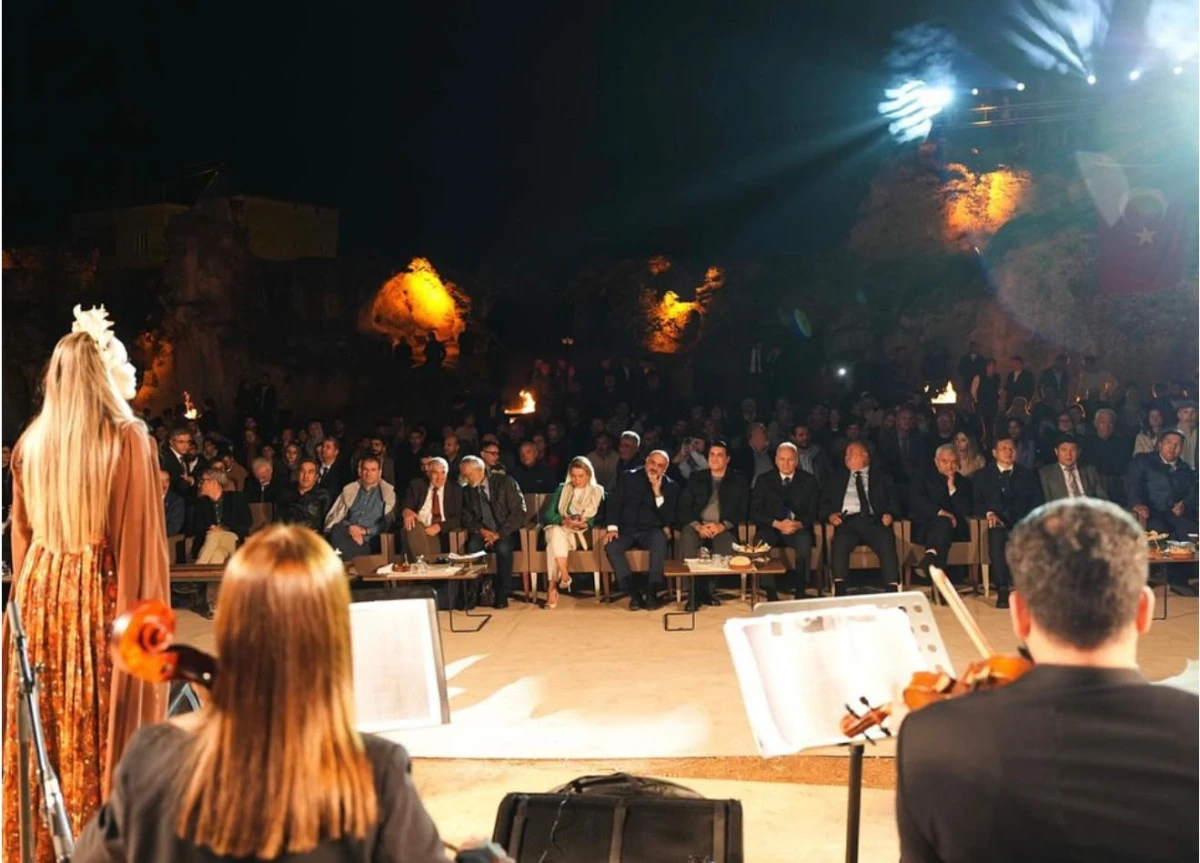 Gaziantep'te Tarih, Sanat ve Moda'nın Muhteşem Uyumu: Dülük Doku Gecesi Hayran Bıraktı!