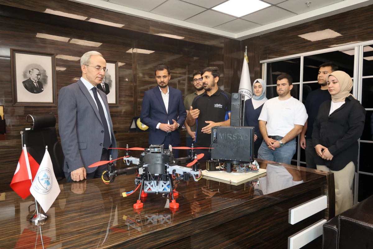 GİBT&Uuml; Hezarfen İHA Takımı Başarısını Rekt&ouml;r Demir&rsquo;le Paylaştı