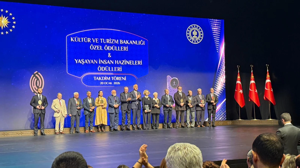 K&uuml;lliye&rsquo;de &Ouml;d&uuml;l Heyecanı: Gaziantepli Sedefk&acirc;r Fıstık&ccedil;ı&rsquo;ya Derya Bakbak&rsquo;tan Destek