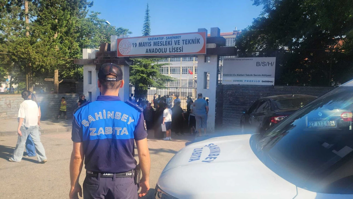 Şahinbey Zabıtası LGS G&uuml;n&uuml; &Ouml;ğrencileri Yalnız Bırakmadı