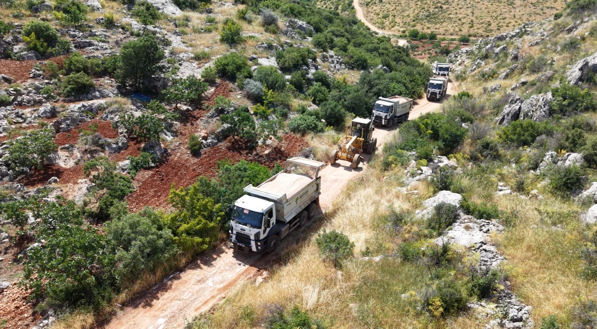 Şehitkamil&rsquo;de Arazi Yolları A&ccedil;ma &Ccedil;alışmaları S&uuml;r&uuml;yor