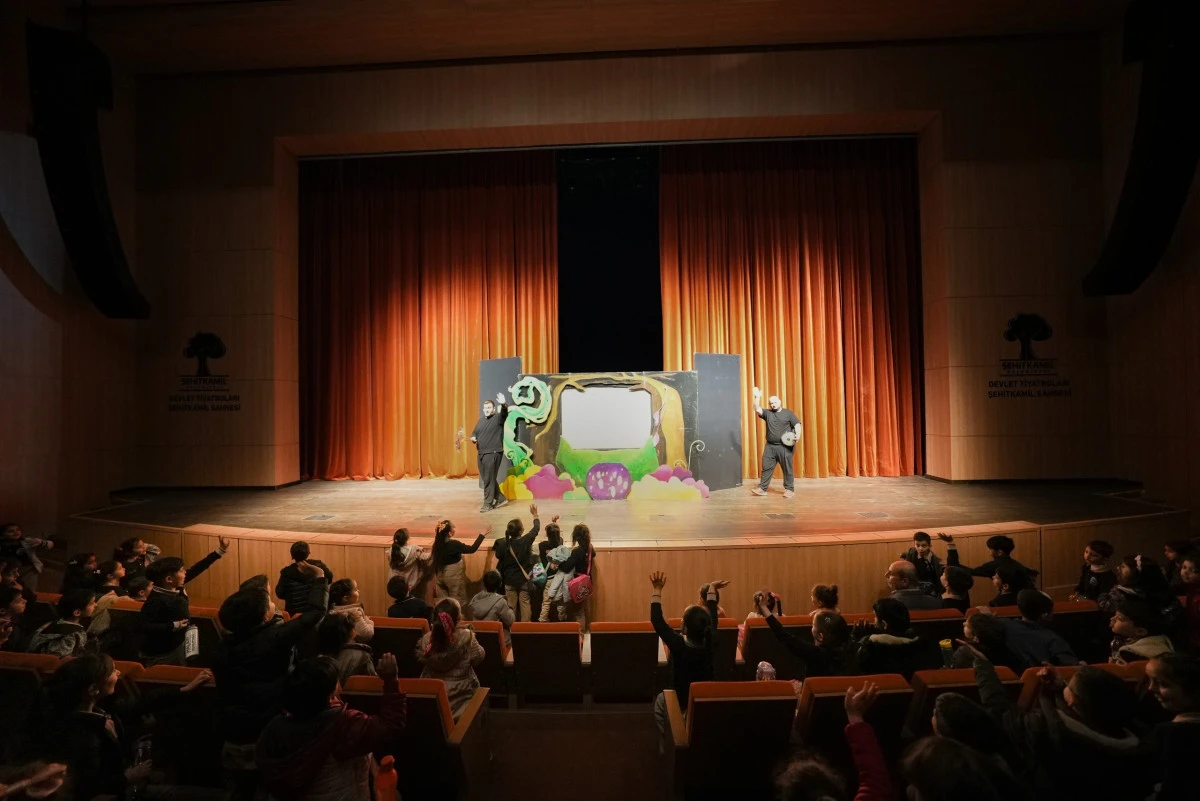 ŞEHİTKAMİL&rsquo;DE &Ccedil;OCUKLAR TİYATRO İLE BULUŞUYOR