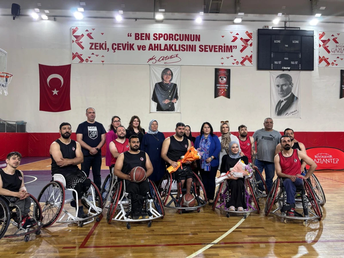 Tekerlekli Sandalye Basketbol Takımına MHP&rsquo;den &Ccedil;i&ccedil;ekli Ziyaret