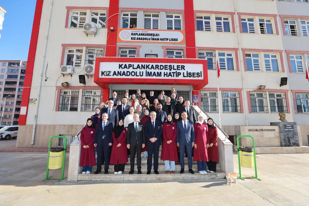 Umre Sevdasıyla Ter D&ouml;ken Şahinbeyli Gen&ccedil;ler